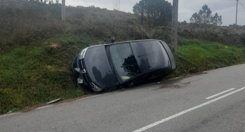 Accidente de tráfico na DP-7306, en Carreira, no concello de Ribeira