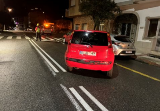 Accidente de tráfico na rúa Praia Xardín, no concello de Boiro