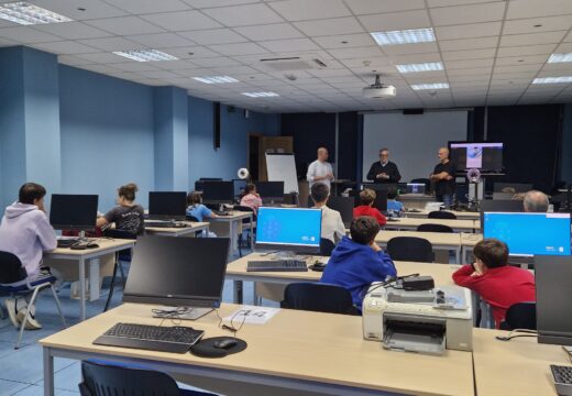 A aula de informática acolle o primeiro dunha serie de talleres de impresión 3D interxeracionais