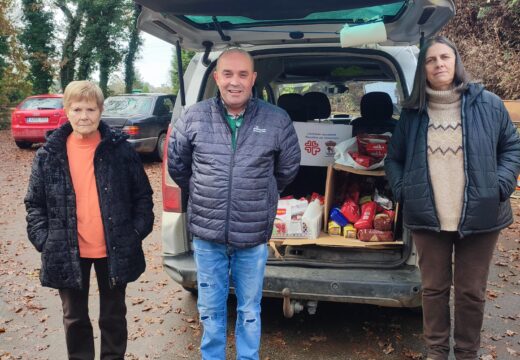 O Concello de Frades entrega a Cáritas os alimentos recollidos na campaña de Nadal