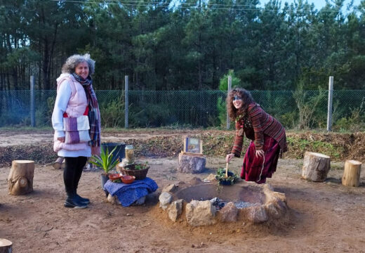 Culmina o proxecto de renaturalización de parte do patio de xogos de Cadreche