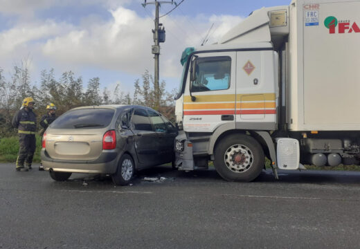 Bombeiros provinciais de Betanzos participan nun operativo tras un accidente de tráfico na DP- 0105, no Concello de Betanzos