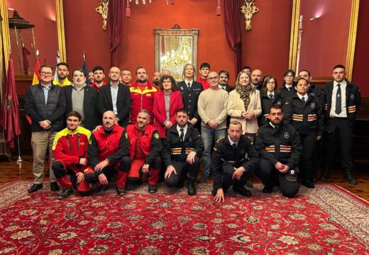 Recoñecemento aos bombeiros e voluntariado de Protección Civil de Santiago mobilizados pola DINA de Valencia