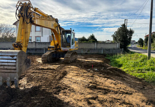 Avanzan a bo ritmo as obras de acondicionamento do aparcadoiro de Cores que está a executar o Concello a carón da igrexa desta parroquia