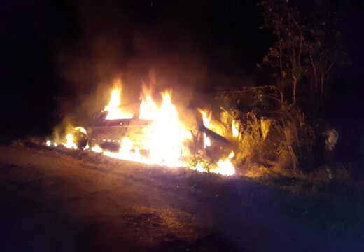 Incendio dun vehículo no Concello da Laracha