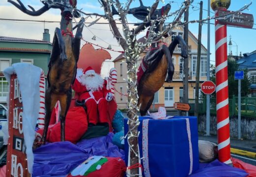 Papá Noel iniciaba esta mañá o seu percorrido por Neda