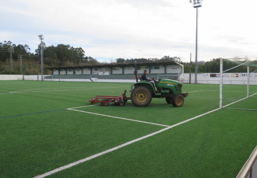 O Concello realiza traballos de mantemento nos campos de fútbol e as pistas de pádel