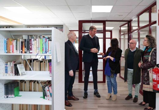 López Campos anima a veciñanza de Coristanco a gozar das novas instalacións da Biblioteca Municipal