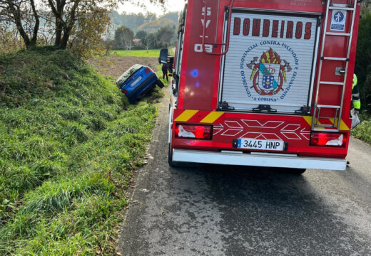 Rescate de dúas persoas atrapadas nun vehículo envorcado, no concello de Dodro