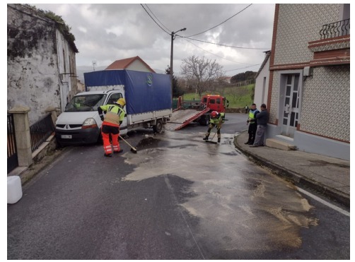 Accidente de tráfico de camión contra turismo no lugar das Cortes, no concello de Rianxo