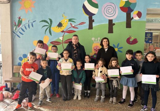 O alcalde de Brión entrega os premios do Concurso de Tarxetas de Nadal e achega uns lotes de libros dos Bolechas ás bibliotecas escolares