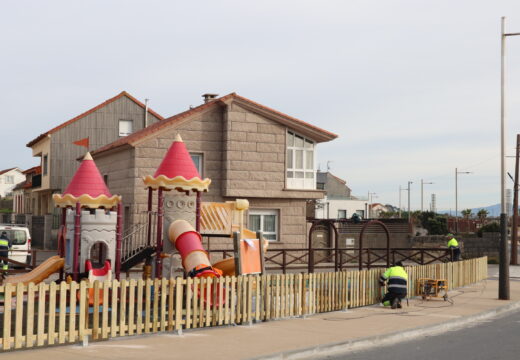 Reforzo na seguridade no parque infantil Castelao de Aguiño coa instalación dunha nova varanda