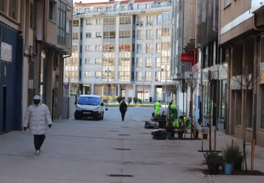 A rúa Mendiño de Ribeira renóvase con plataforma única e espazos verdes