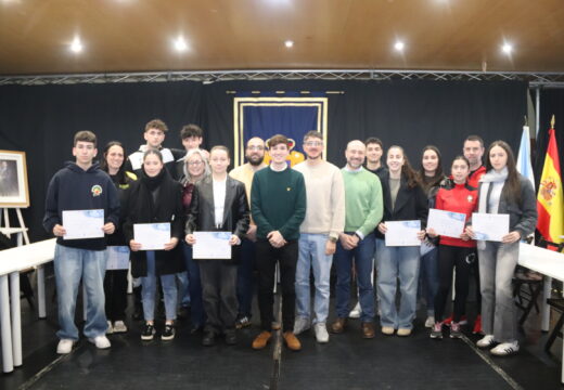 O Concello de Ribeira entrega as becas a deportistas individuais para fomentar hábitos saudables e apoiar o talento local