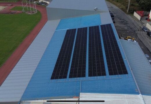 Ribeira instala paneis solares para avanzar no aforro enerxético e no compromiso ambiental