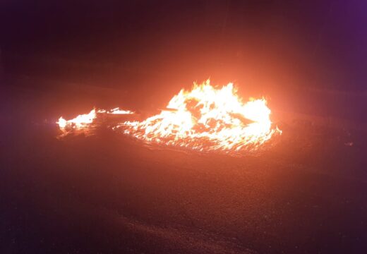 Incendio nun colector de cartón no Concello das Pontes