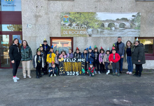 O alcalde de Boqueixón recibe á rapazada do Nadal Activo, que celebrou unha prefesta de Fin de Ano