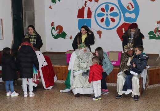 Os Reis Magos visitarán este domingo todas as parroquias de Brión nun autobús de época