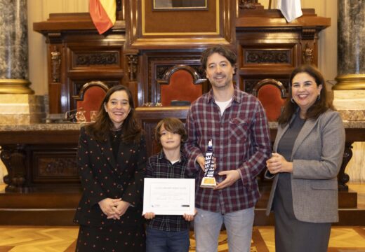 Inés Rey fai entrega a Ricardo F. Colmenero do LXXXIV Premio Pérez Lugín da Asociación da Prensa da Coruña