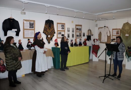 Unha exposición de traxes tradicionais de Galicia abre o programa de actividades do Mes de Rosalía en Brión