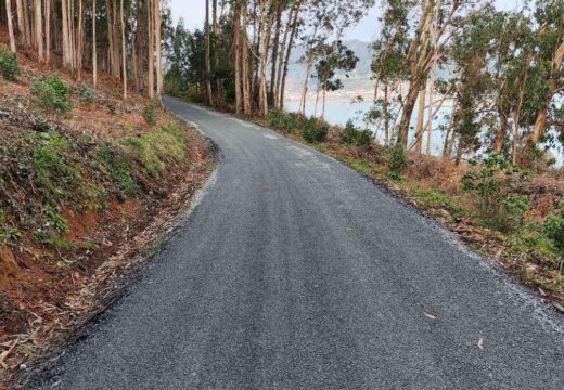 Avanzan as obras de pavimentación e mellora do camiño do Mazanteo, en Figueiroa