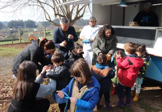 A rapazada da Escola Unitaria de Sergude desfruta dos petiscos da campaña “Galicia sabe amar”