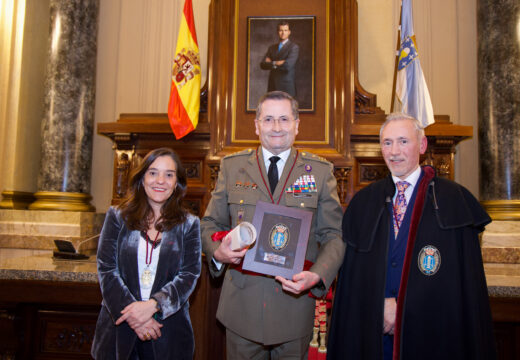 Inés Rey: “Máis de catro décadas de servizo avalan a carreira militar de Amador Enseñat”