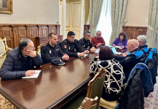 O Goberno municipal e as Policías Local e Nacional reúnense coa veciñanza para abordar a preocupación xerada polo aumento das drogodependencias