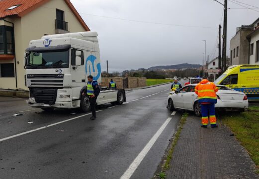 Un ferido leve nun choque no concello de Ribeira