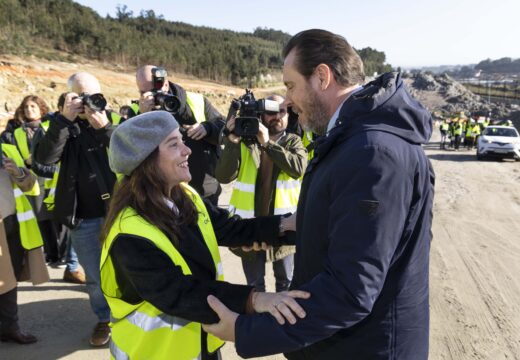 Inés Rey destaca a colaboración interadministrativa como modelo para impulsar “iniciativas do calado de Punta Langosteira”  A alcaldesa da Coruña participou esta mañá na visita ás obras da conexión ferroviaria co porto exterior, que avanzan agora co cale do túnel 1 e a voladura da excavación na boca do lado de Vío  A Coruña, 3 de febreiro de 2025.- A alcaldesa, Inés Rey, puxo en valor hoxe os avances que están a experimentar as obras de construción da conexión ferroviaria co porto exterior de Punta Langosteira, que hoxe chegaron a paso clave: o cale do túnel 1 e a última voadura da escavación, na boca situada no lado de Vío.  Rey, que acompañou o ministro de Transportes e Mobilidade Sostible, Óscar Puente, na posta en marcha desta intervención, subliñou a importancia da colaboración interadministrativa “para que iniciativas do calado de Punta Langosteira sexan unha realidade”, e apuntou ao “diálogo construtivo” como o camiño que cómpre seguir para dar novos pasos en cuestións fundamentais para A Coruña e a súa área metropolitana en termos de melloras da mobilidade, transporte e loxística.  Neste sentido, a rexedora destacou que esta filosofía foi a que permitiu que xa estean en marcha iniciativas como as obras de ampliación e remodelación de Alfonso Molina, o avance dos traballos de construción da nova estación intermodal, o asentamento das bases para renovar a fachada marítima da Coruña ou rubricar o saneamento da ría do Burgo, entre outras.  “Todas estas cuestións son fundamentais para modernizar a cidade, interconectala adecuadamente cos concellos próximos e propiciar unha dinamización económica que, por exemplo, xa é palpable en Punta Langosteira coa chegada de empresas e o pulo a sectores de futuro como as enerxías renovables”, incidiu Rey. Nota de Prensa  O proxecto da Cuarta Rolda, en fase de redacción  No acto desta mañá en Vío, a alcaldesa tamén agradeceu a disposición e implicación do Ministerio de Transportes e Mobilidade Sostible para avanzar na consecución do proxecto da Cuarta Rolda, actualmente en fase de redacción.  Tal e como se informou a mediados de decembro, na visita do director xeral de Carreteras del Estado, Juan Pedro Fernández Palomino, na redacción xa se inclúe que o trazado final da Cuarta Rolda atenda as necesidades futuras da cidade en termos de transporte, loxística e mobilidade, incorporando a conectividade cos polígonos empresariais da Coruña, recollendo as achegas de Agrela, Pocomaco e Vío para contribuír ao seu desenvolvemento.