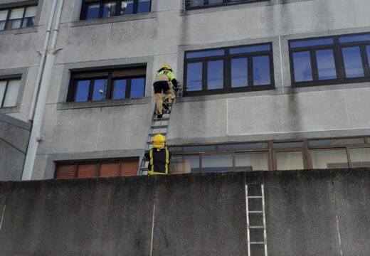 Apertura de porta por persoa de mobilidade reducida no Concello de As Pontes