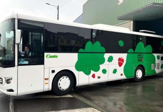 Un autobús coa imaxe de “Carballo levámolo dentro” percorre a partir de hoxe o noso concello