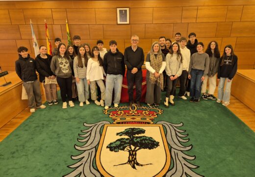 Evencio Ferrero recibiu ao alumnado do IES Alfredo Brañas que representou a Carballo no Club de Debate Alingua