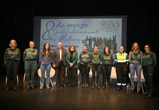 Acto con mulleres gardas civís no auditorio de Mera