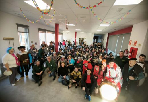 Un cento de persoas gozaron da Festa de Entroido do centro de día de Lousame