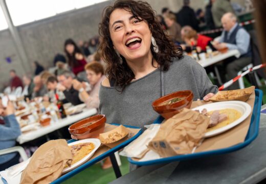 A XI Festa da Filloa de Abellá reparte máis de 250 menús de filloas, caldo, rixóns e lacón entre os centos de persoas asistentes