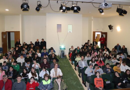 Máis dun cento de persoas encheron o auditorio da Casa da Cultura de Lousame para asistiren á conmemoración do Día da Muller   A concelleira de Igualdade deu lectura a un manifesto institucional nun acto que contou coa participación dos tres grupos políticos municipais  7 marzo de 2025.- Máis dun cento de persoas encheron o auditorio da Casa da Cultura lousamiá para participar na actividade programada polo Concello de Lousame para conmemorar o Día Internacional da Muller. Un acto no que participaron oitenta alumnos e alumnas da ESO do CPI Cernadas de Castro e unha ducia de integrantes da asociación Misela, acompañados dos seus mestres e coidadores.  A conselleira de Igualdade, Silvia Agrafojo, foi a encargada de dar a benvida á rapazada destacando que “levamos moitos anos traballando con vós, xa que a colaboración entre o colexio e o Concello é espectacular. Vós sodes o futuro. É certo que cada vez hai máis igualdade entre a muller e o home, pero isto ten que seguir mellorando e ogallá chegue o día no que non fagan falla este tipo de actividades porque iso significará que acadamos a igualdade real”.  Manifesto institucional  Tras unha breve intervención do profesorado do CPI Cernadas de Castro, Agrafojo procedeu a dar lectura ao manifesto institucional do Concello de Lousame polo 8 de Marzo. Unha lectura á que asistiron os concelleiros de Economía, Esteban Ares; Obras Públicas, Ramón Martínez; Deportes, Mariel Agrafojo; e Protección Civil, José Antonio Ces; así como os voceiros do grupo municipal socialista, Juan José Prego, e do grupo municipal do BNG, Anxo Moledo.  Silvia Agrafojo puxo en valor “a incuestionable achega das mulleres á sociedade ao longo da historia, aínda que ás veces semelle invisible, e o que queremos poñer de manifesto nesta data é o noso convencemento de que as cousas poden e deben cambiar. O Concello de Lousame traballa pola erradicación da discriminación e a equidade de xénero”. Neste sentido, destacou que “é fundamental a colaboración da comunidade educativa e fomentar a formación dos profesionais da educación en materia de igualdade e prevención da violencia entre os máis novos”.  O acto rematou coa proxección da película “Matria”, película galega de 2023 dirixida por Álvaro Gago e que recolle a vida de mulleres fortes e traballadoras. Esta iniciativa estivo organizada polo Concello de Lousame, en colaboración co CPI Cernadas de Castro e o Ministerio de Igualdade, a través do Pacto de Estado contra a violencia de xénero.