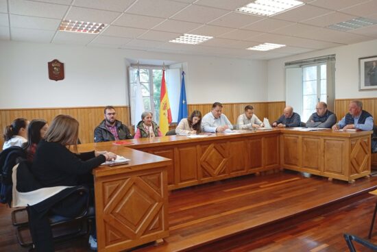 O Concello de Frades aproba os orzamentos para 2025, que medran ata os 2,49 millóns de euros e incrementan nun 8% a inversión en servizos para a veciñanza