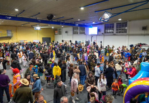 Centos de veciños de Abegondo celebraron a súa gran festa de Entroido