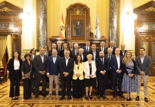 A alcaldesa da Coruña recibe aos promotores e  representantes do proxecto da Universidad Emilia  Pardo Bazán 