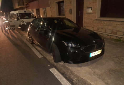 Un ferido tras un accidente entre un turismo e un microbús en Touro, no concello de Ribeira