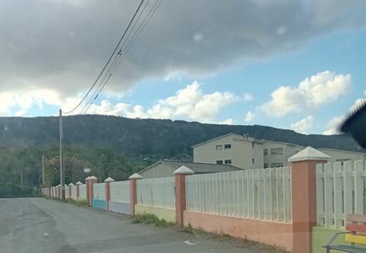 O Concello de Cariño substitúe os postes de luz en mal estado situados nas inmediacións do CEIP Manuel Fraga Iribarne
