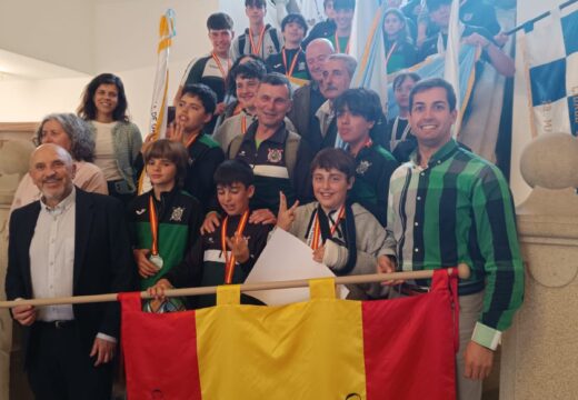 O Concello recoñece os éxitos do Club Remo Puebla, que conquistou dúas medallas no Campionato de España de Bateis