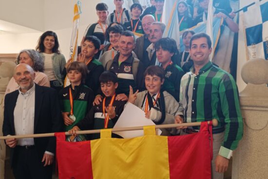 O Concello recoñece os éxitos do Club Remo Puebla, que conquistou dúas medallas no Campionato de España de Bateis