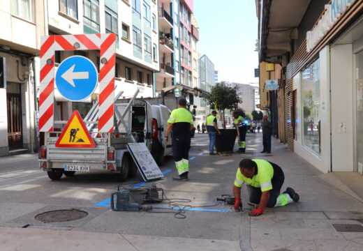 O Concello de Ribeira delimita novas zonas azuis en Rosalía de Castro para facilitar a carga e descarga e as compras no comercio local