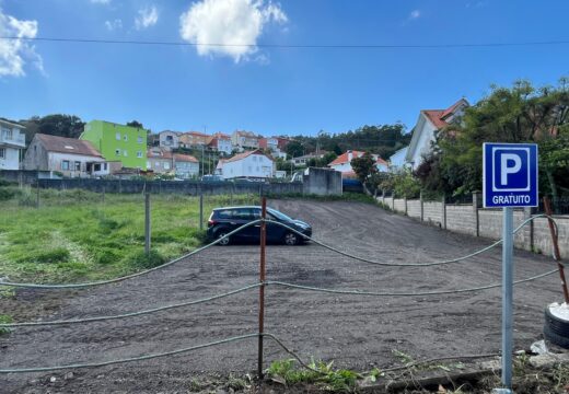 O Concello de Ribeira mellora o firme do aparcadoiro de Deán 