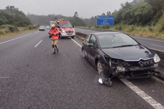 Un ferido tras un accidente de tráfico na AG-11, ao seu paso polo concello de Rianxo