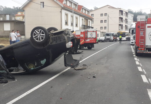 Cinco feridos leves tras un accidente de tráfico con tres vehículos implicados no Ézaro, no concello de Dumbría