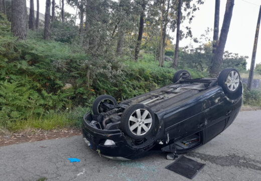 Dúas persoas feridas tras a envorcadura dun coche en Os Páramos, no concello de Ribeira