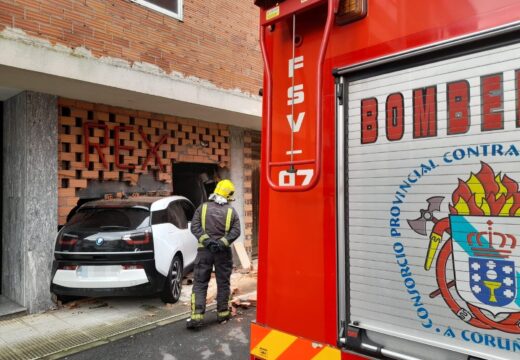 Un coche choca contra a fachada dun edificio en A Brea, no concello de Bergondo